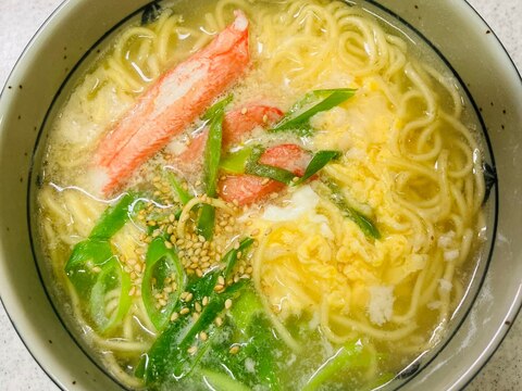 溶き卵カニカマのせインスタントラーメン